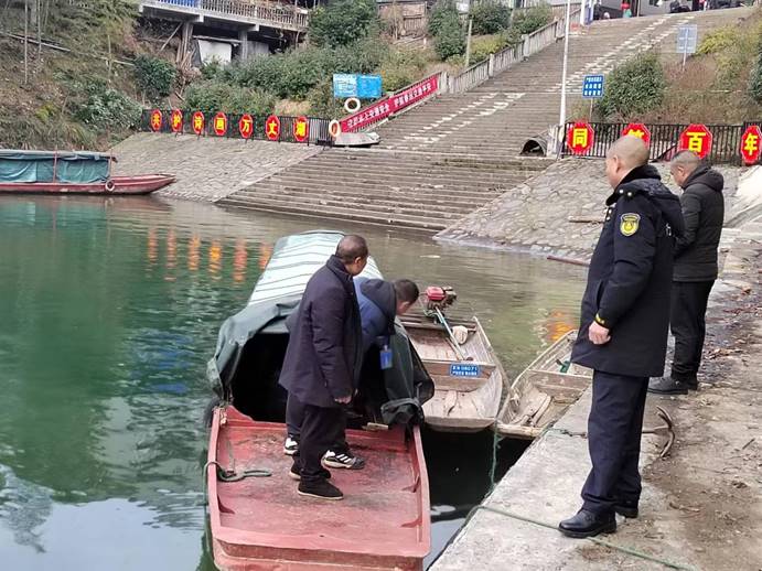 春運第一天，芷江水運事務(wù)中心執(zhí)法人員去碧涌大垅進行安全巡查，確保水上交通安全！ (4)